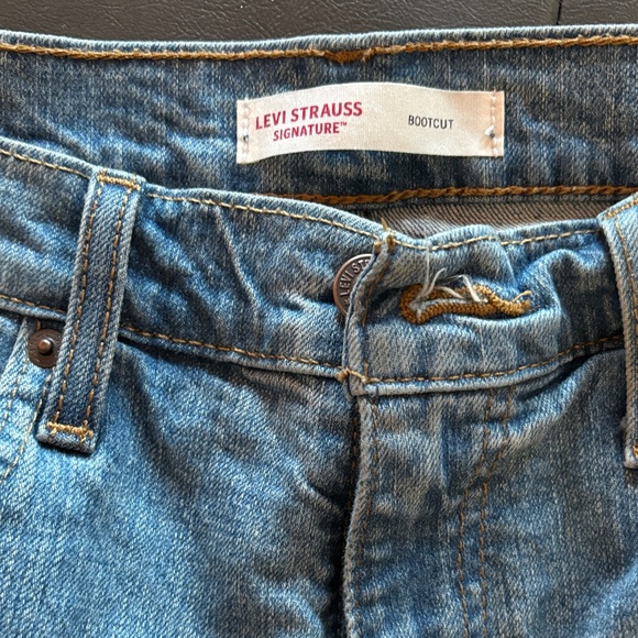 Levi Classic Light Blue Men's Bootcut Jeans. Great condition. No rips or tears. - Picture 2 of 4